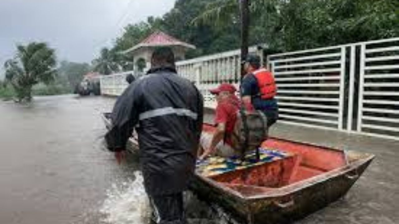 Fuertes lluvias en el norte de Honduras obligan a miles a evacuar y agravan inundaciones